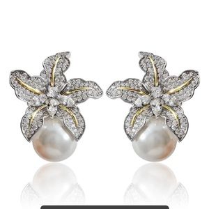 - Gorgeous silver plated pearl flower stud earrings